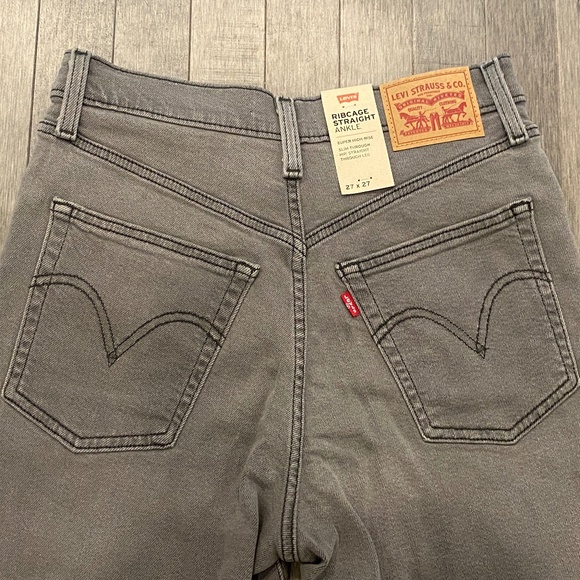 NWT Levi's Ribcage Straight Ankle Button Fly Jeans - Picture 4 of 10